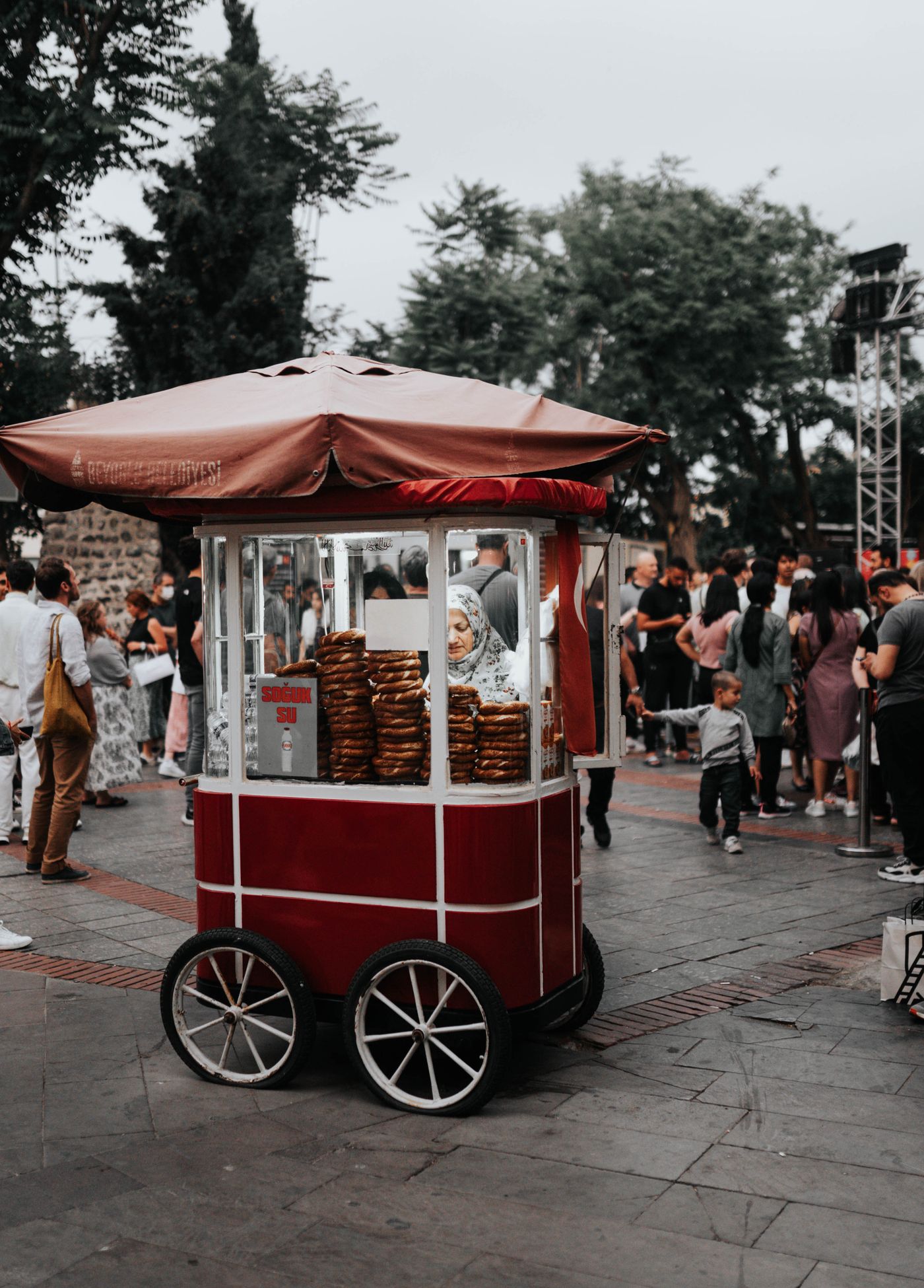 Moda sahilinde festival öncesi simit arabası