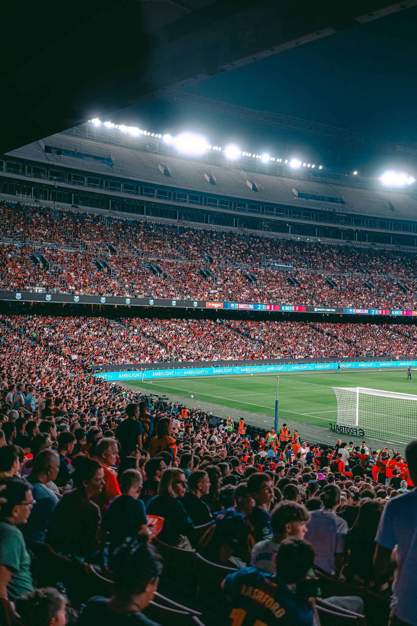 Derbi gecesi: 44 bin kişilik stat tamamen doldu